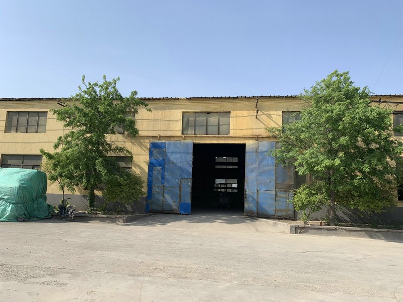廠房門(mén)口